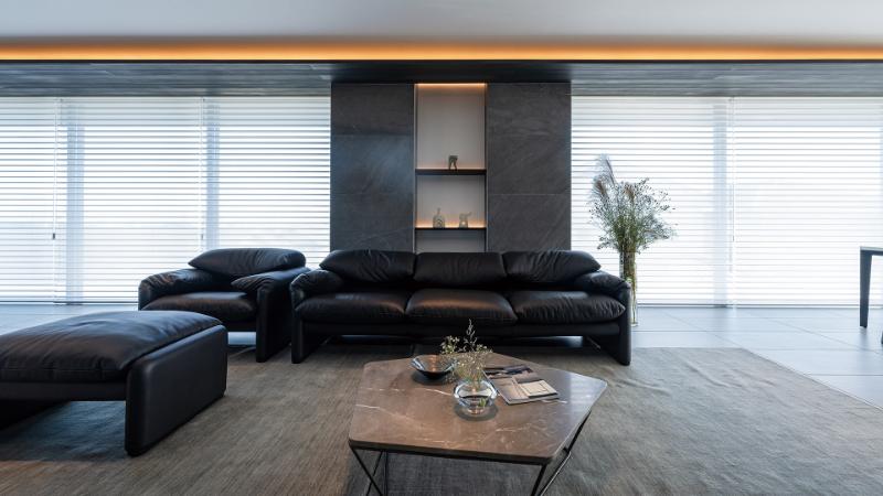 巧みな配色センスで「黒」を鮮やかに使った豪邸