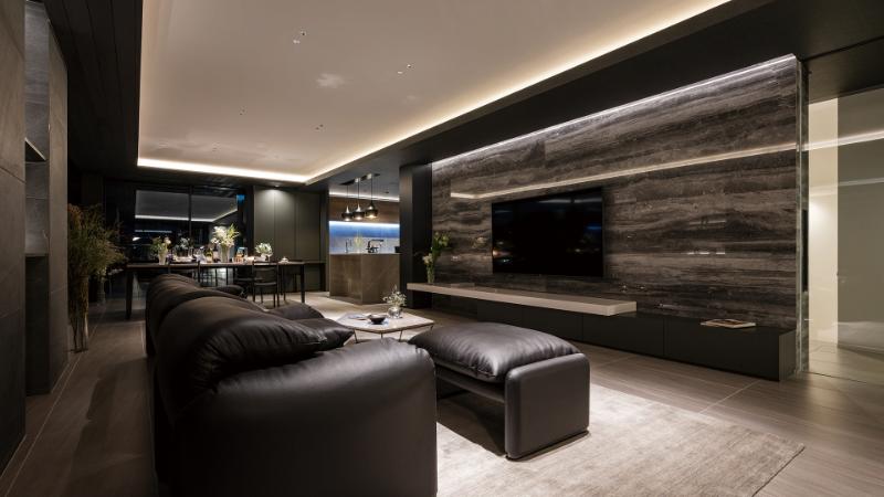 巧みな配色センスで「黒」を鮮やかに使った豪邸