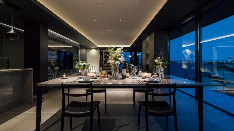 巧みな配色センスで「黒」を鮮やかに使った豪邸