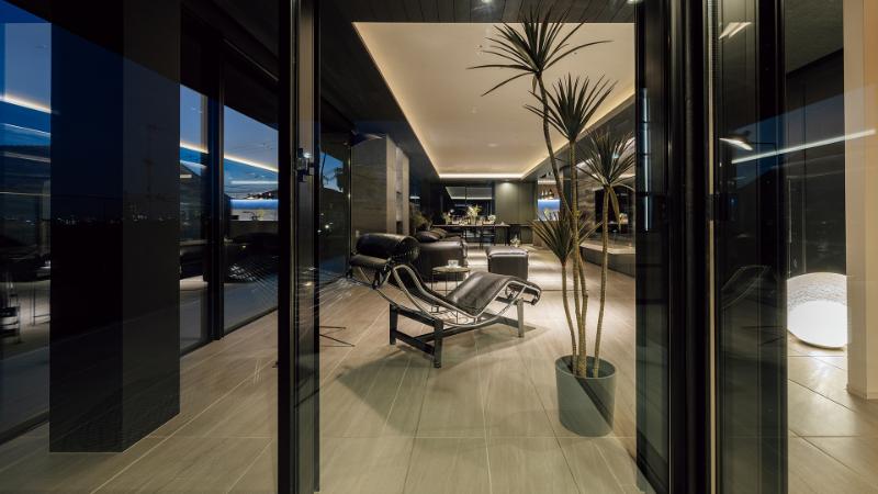 巧みな配色センスで「黒」を鮮やかに使った豪邸