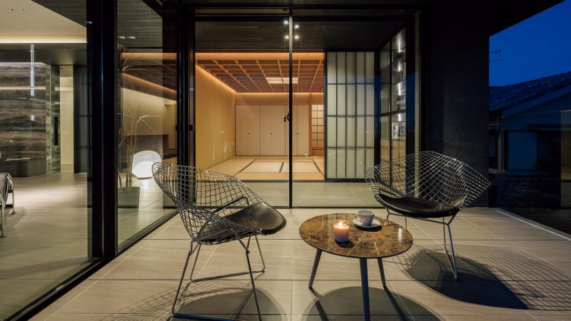 巧みな配色センスで「黒」を鮮やかに使った豪邸