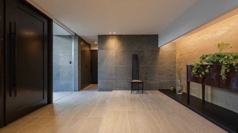 巧みな配色センスで「黒」を鮮やかに使った豪邸