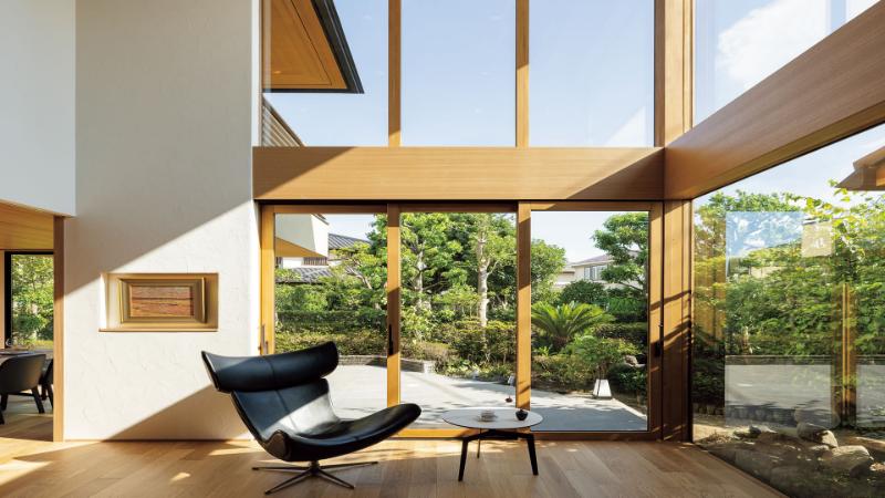 日本の伝統美をモダンに昇華した軒の深い家