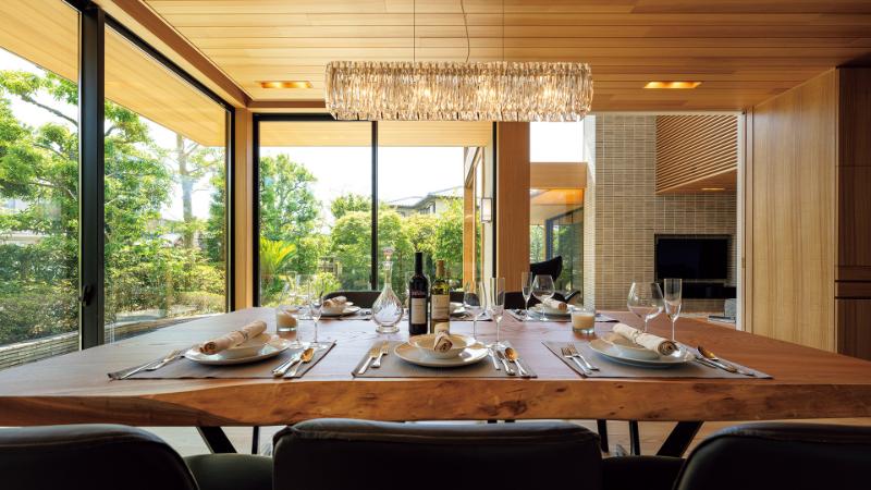 日本の伝統美をモダンに昇華した軒の深い家