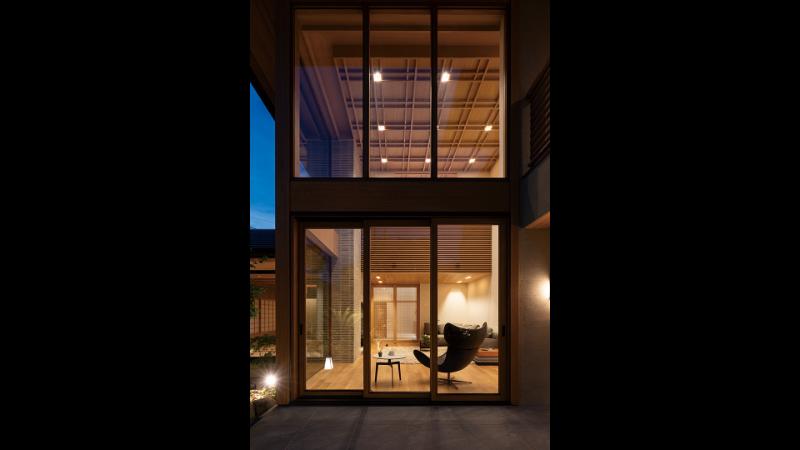 日本の伝統美をモダンに昇華した軒の深い家