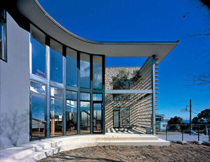 四季の情景に寄り添う家