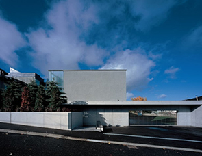 光と色が美しい邸宅