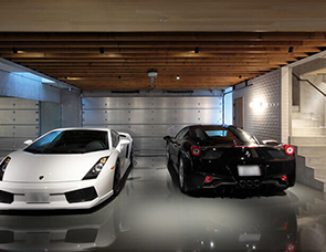 ガレージで趣味を楽しむ邸宅