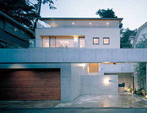 テラスにジャグジーのある家