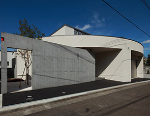 曲線が繋がるモダンな邸宅