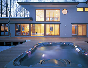 広大な平原に建つ新しいスタイルの和の家