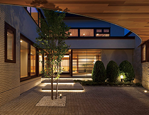 回廊が創る静謐に満ちた邸宅