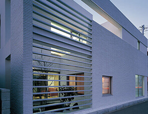 質感豊かに仕上げた白い邸宅