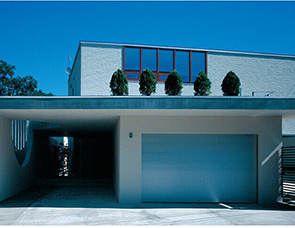 和の趣も楽しめるホテルのような気品ある家