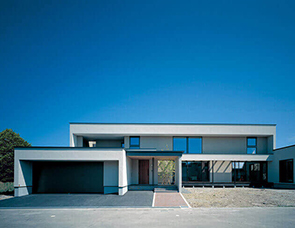 大地と美しく溶け合う水平の家