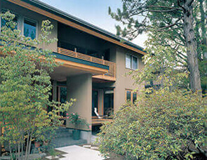 自然と向き合い緑と暮らす家