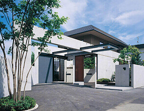 庭園で彩られた家