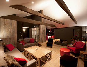 アンティークとモダンが融和する家