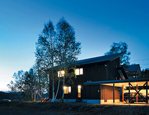 木目でコントラストをつけた和モダン住宅