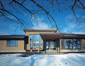 大窓が絵になる平屋の家