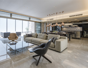 喧騒を遮り遊び心がある住まい