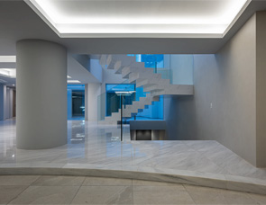 洗練された白の造形が静謐な雰囲気を演出