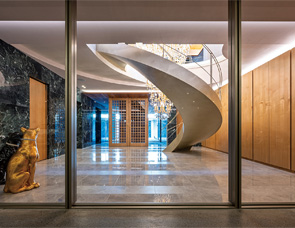 素材の重厚感と光の煌めきが調和