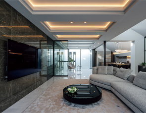 木の温もりと庭の緑が調和するリビング