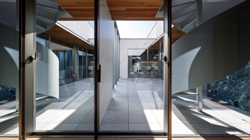 風水の思想をモダンデザインに昇華した豪邸