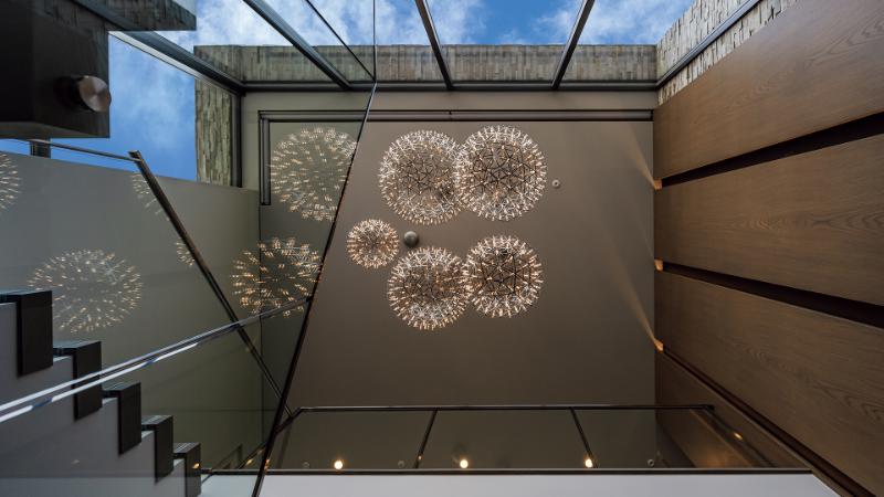 グレーベースの配色が高級感に昇華したモダンな豪邸