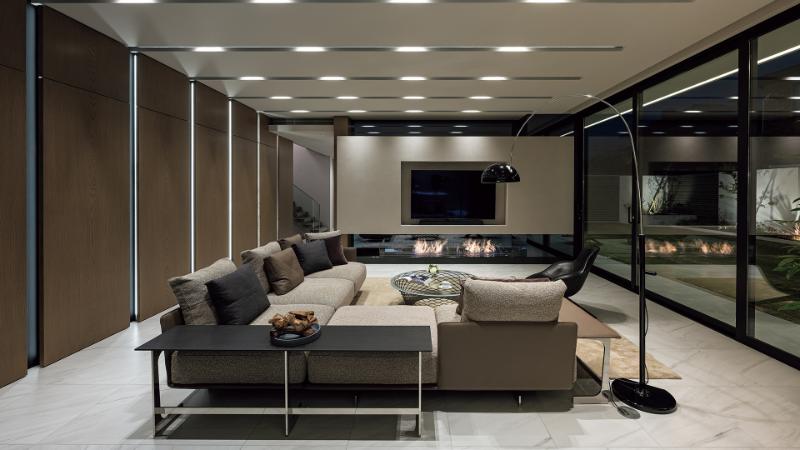 グレーベースの配色が高級感に昇華したモダンな豪邸